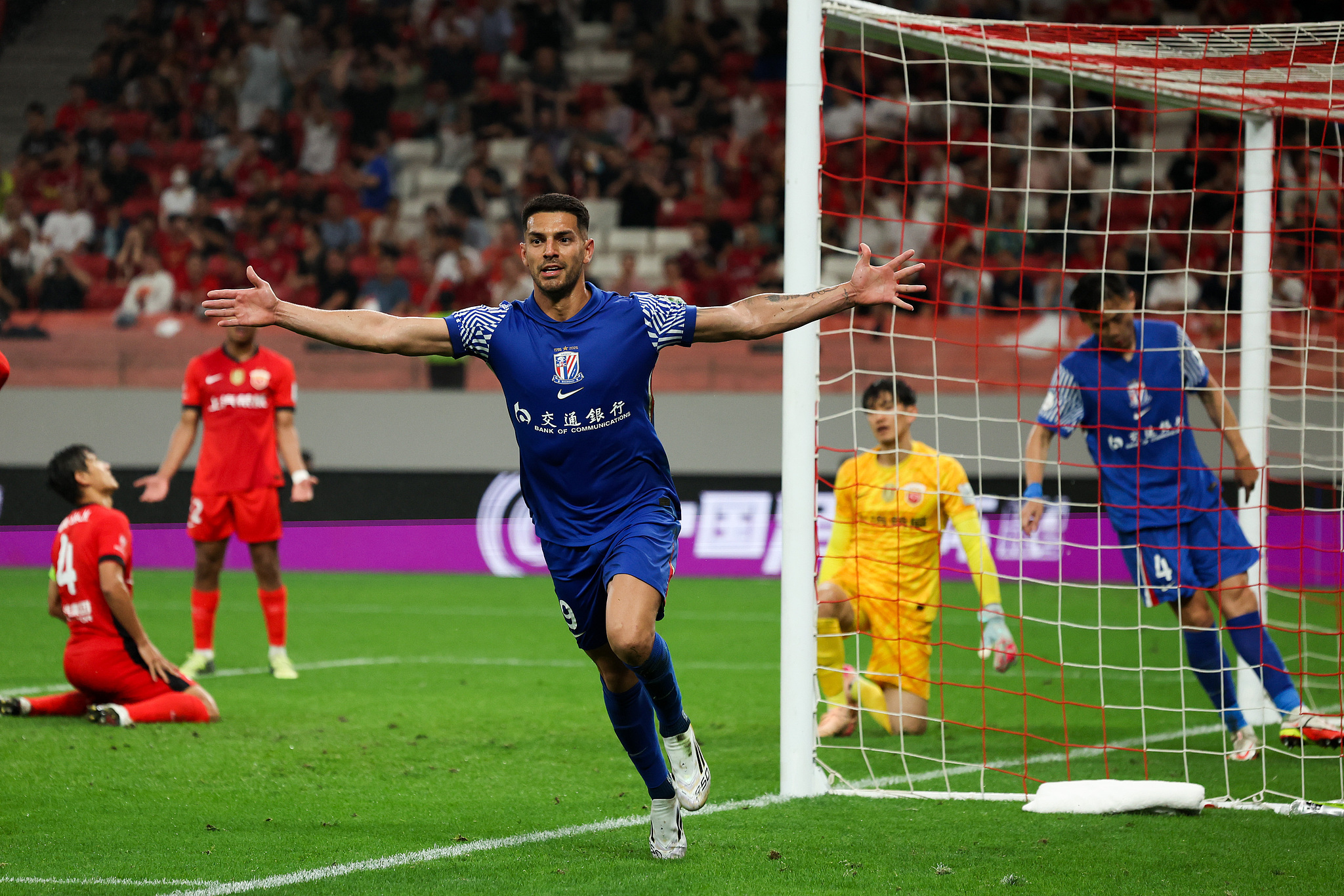 国际比赛日中超焦点战；巴塞罗那门线救险；底气十足；年轻球员得到机会的简单介绍